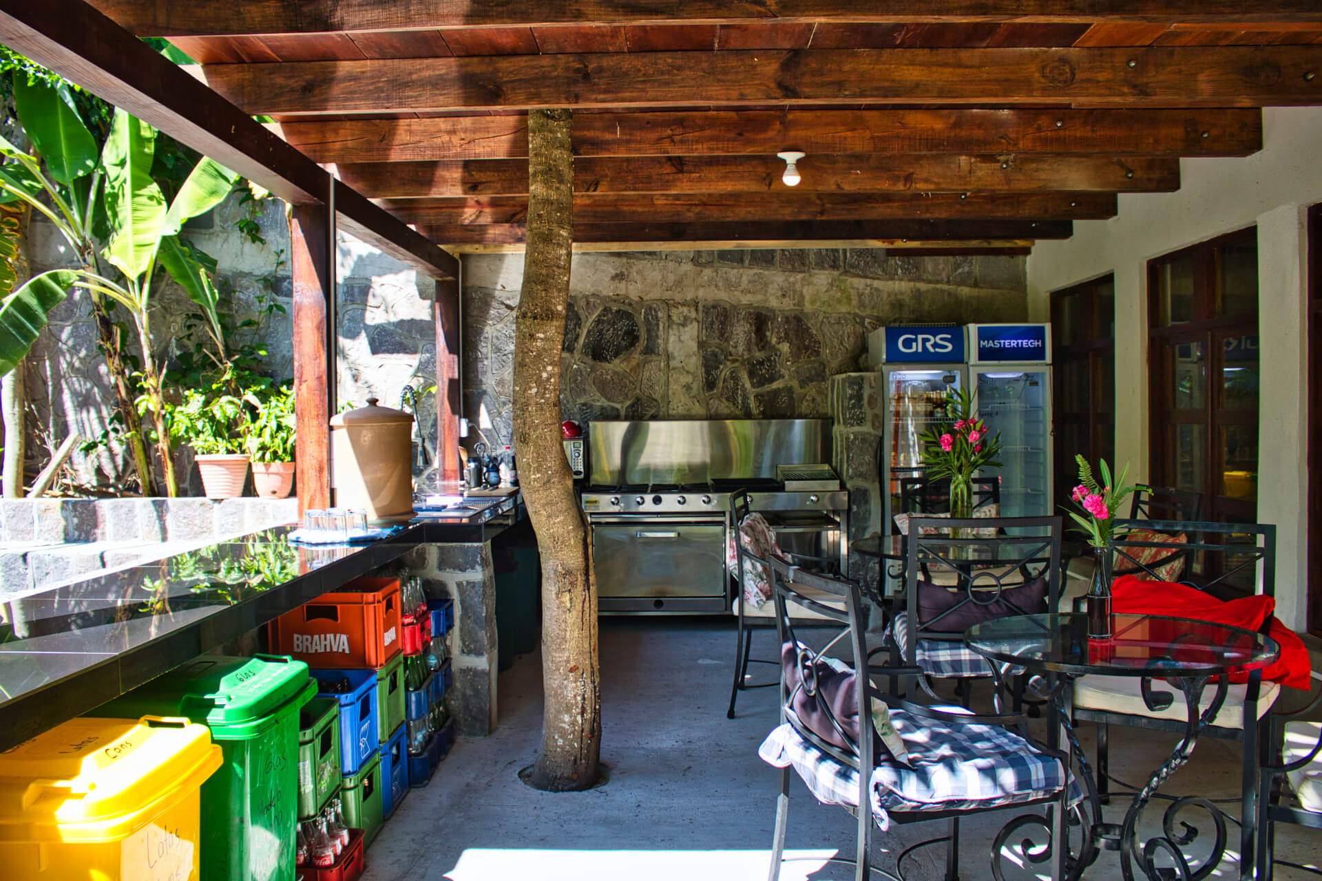 <span  class="uc_style_uc_tiles_grid_image_elementor_uc_items_attribute_title" style="color:#ffffff;">Communal outdoor Kitchen</span>
